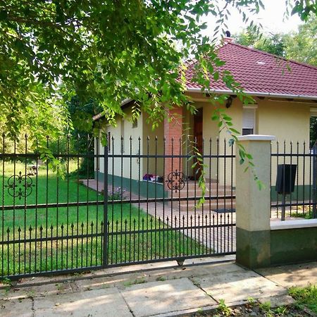 Gyuemoelcsoeskert Szallashely Debrecen Exteriör bild