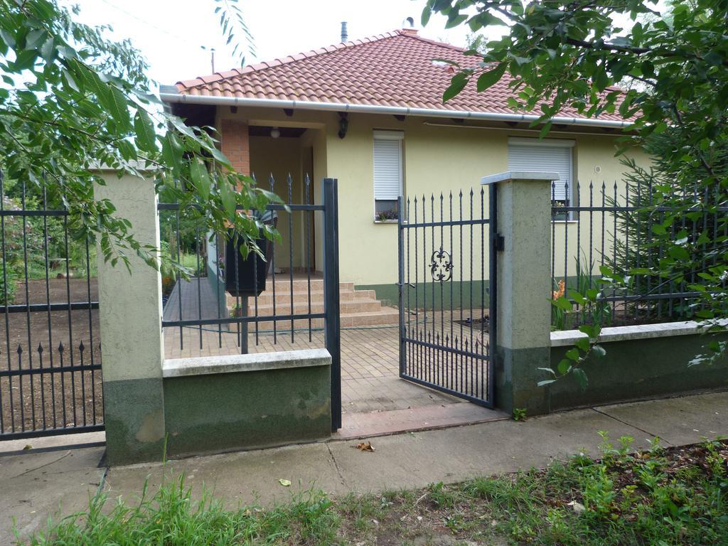 Gyuemoelcsoeskert Szallashely Debrecen Exteriör bild