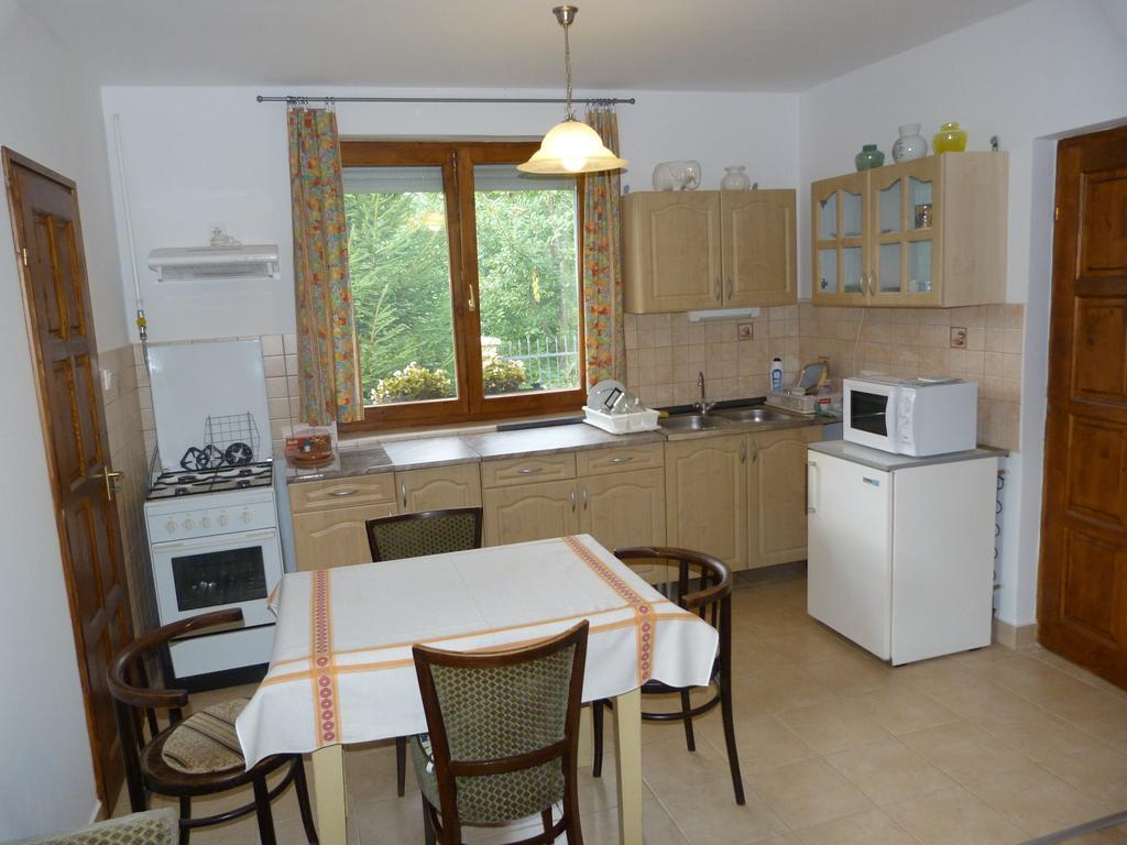 Gyuemoelcsoeskert Szallashely Debrecen Exteriör bild
