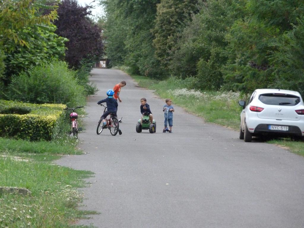 Gyuemoelcsoeskert Szallashely Debrecen Exteriör bild