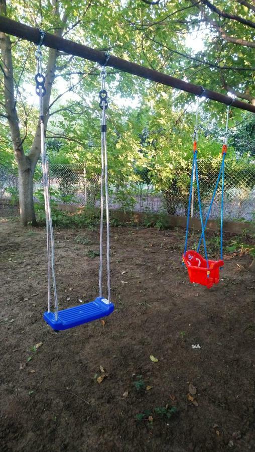 Gyuemoelcsoeskert Szallashely Debrecen Exteriör bild